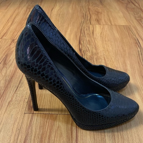 Enzo Angiolini Black Snakeskin Textured Heels - Picture 3 of 7